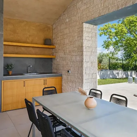 Luxury Pedena With Pool And Jacuzzi In Porec Villa Kadumi