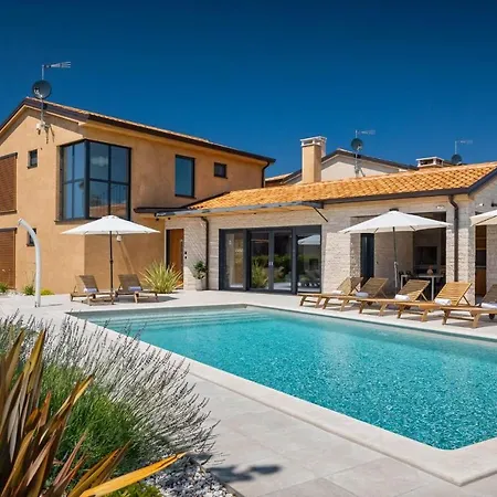 Villa Luxury Pedena With Pool And Jacuzzi In Porec