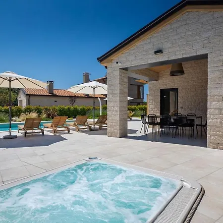 Villa Luxury Pedena With Pool And Jacuzzi In Porec