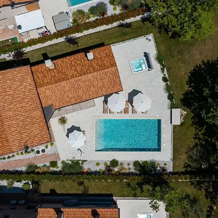 Luxury Pedena With Pool And Jacuzzi In Porec Kadumi